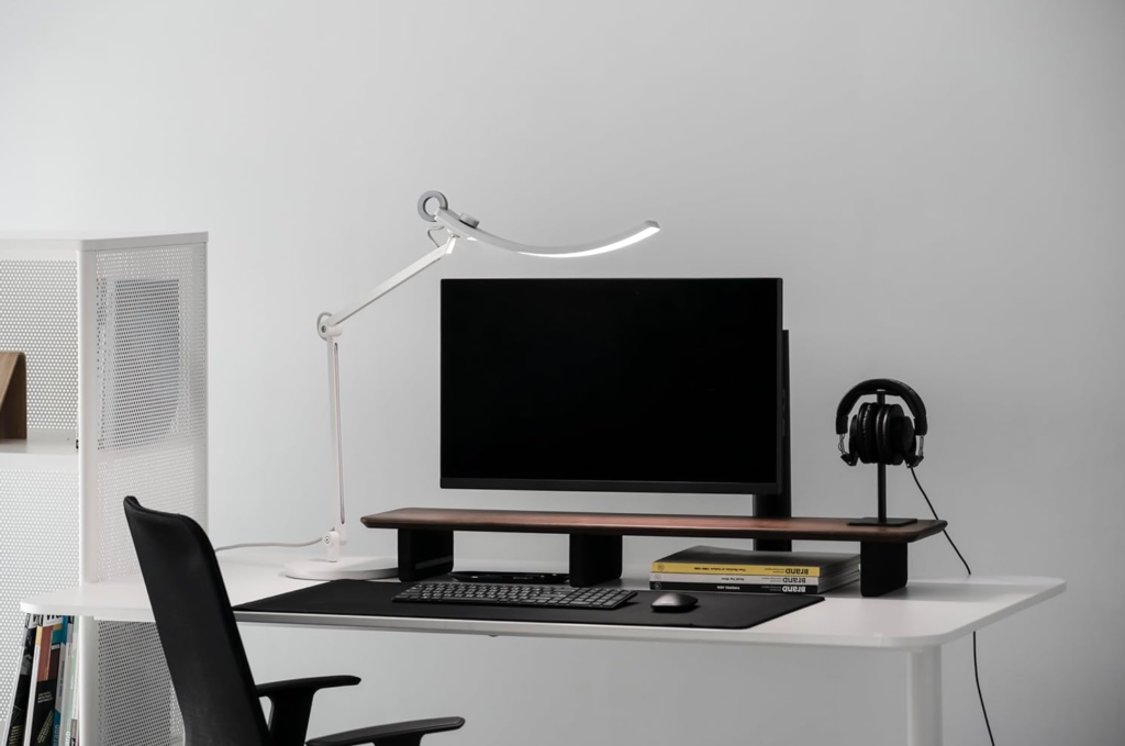 desk lamp vs monitor light bar