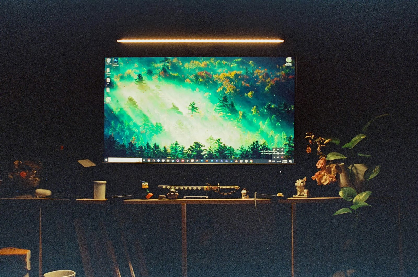monitor light bar mounted on computer monitor